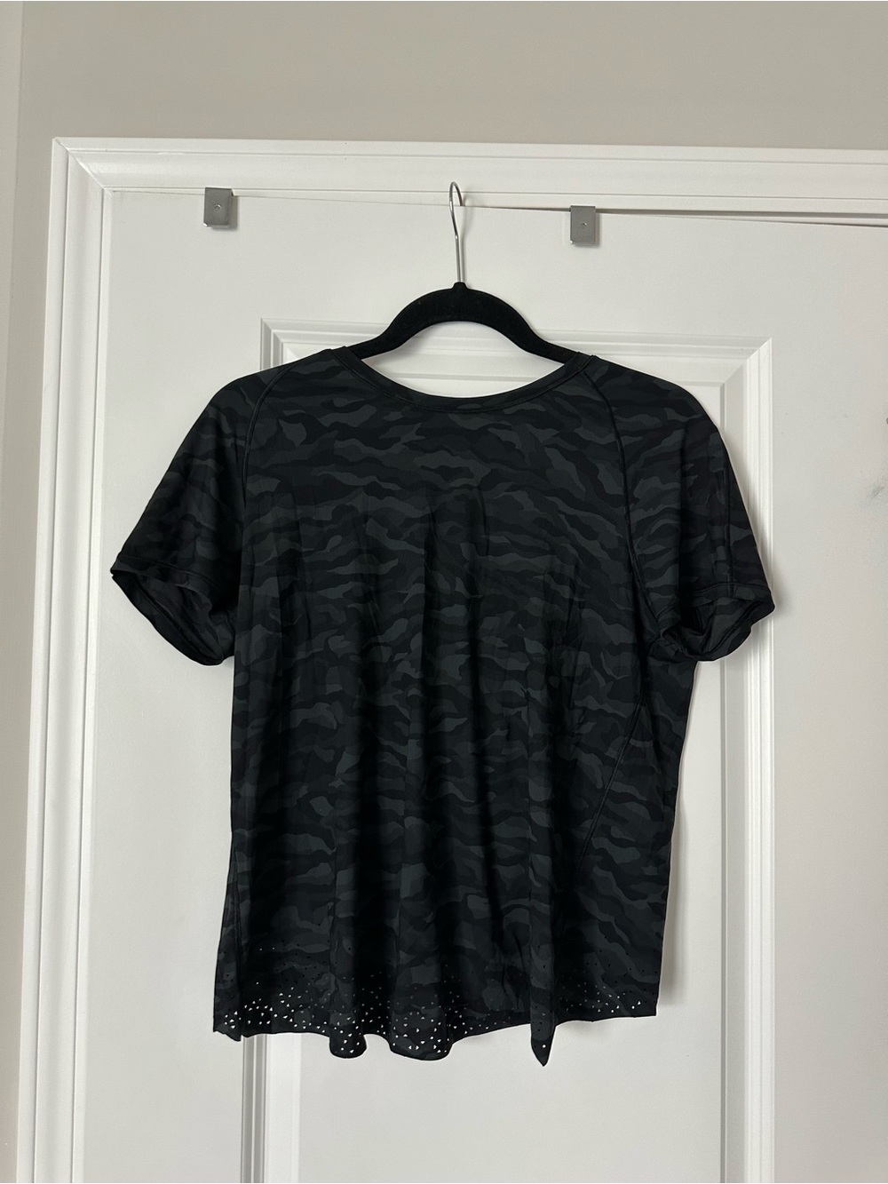 Lululemon quick pace black open back patterned short sleeve